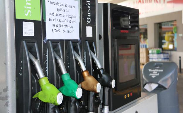 Las gasolineras de León comienzan a aplicar la bonificación de 20 céntimos en el precio de la gasolina.