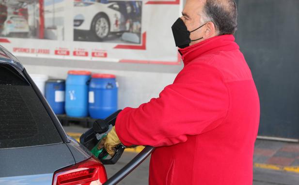 Galería. Las gasolineras de León cuelgan el cartel con el aviso de la bonificación en el precio de la gasolina.