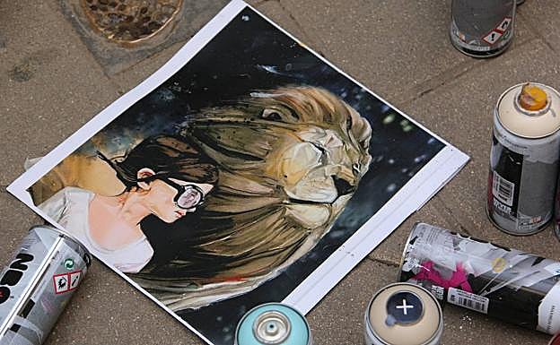 Imagen. Uno de los bocetos sobre el suelo de la calle la Rúa. 