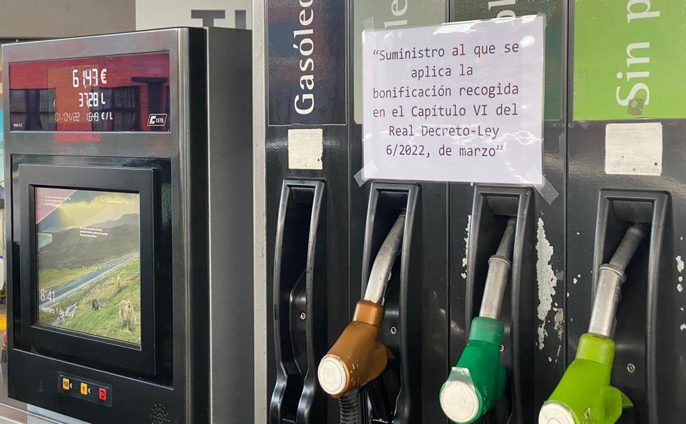 Imagen de un surtidor en León capital con una advertencia para los clientes. 