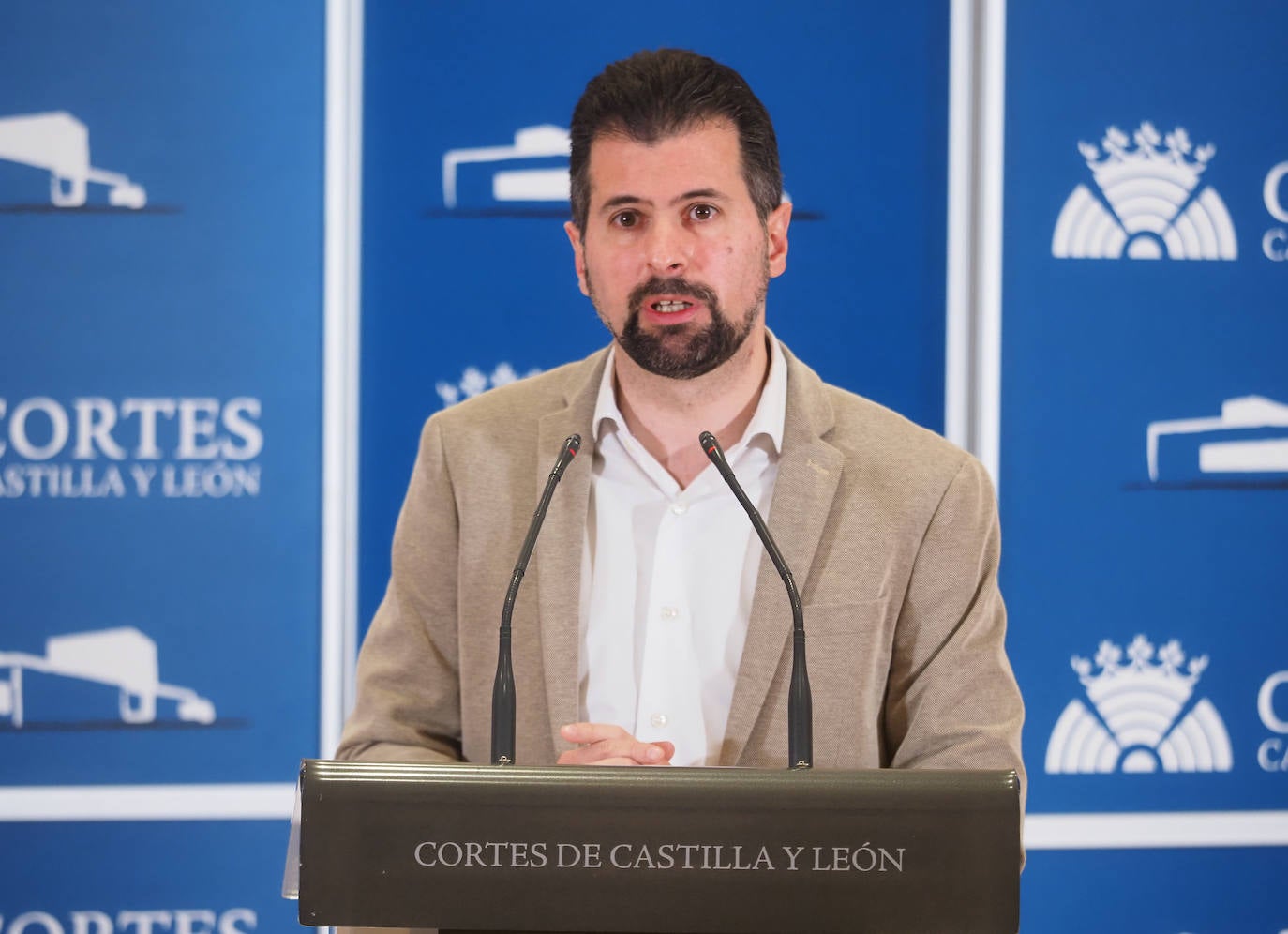 El secretario autonómico de los socialistas ofrece una rueda dde prensa para presentar un plan de 357 millones de euros