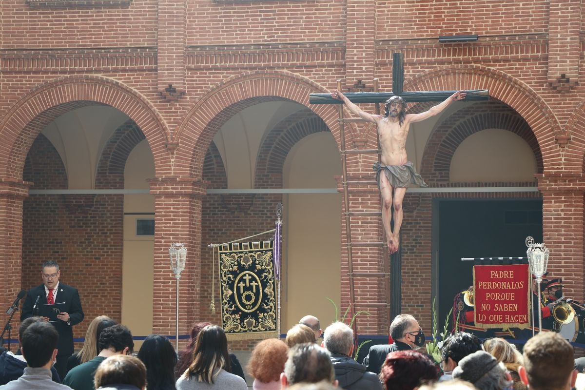 La Cofradía de las Siete Palabras ha presentado este sábado su nueva imagen que completa así los siete pasos que procesionarán el próximo Viernes Santo por las calles de León.