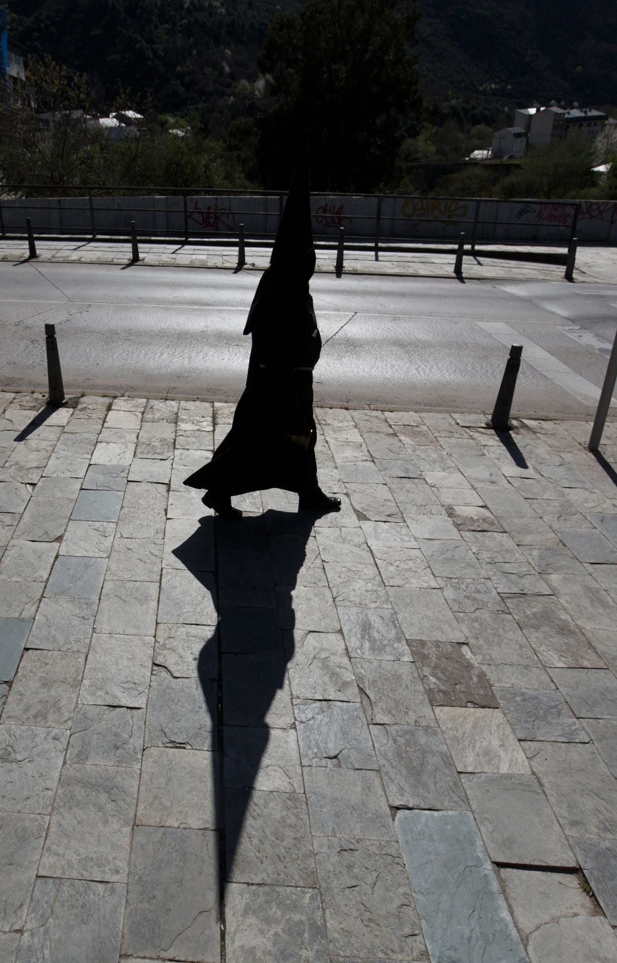 El nazareno Lambrión Chupacandiles anuncia con su campana la llegada de la Semana Santa a Ponferrada