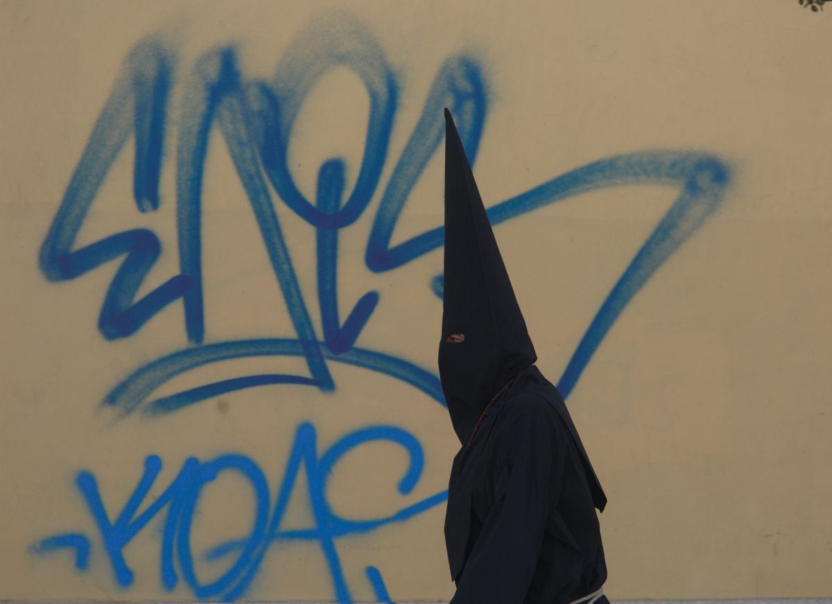 El nazareno Lambrión Chupacandiles anuncia con su campana la llegada de la Semana Santa a Ponferrada