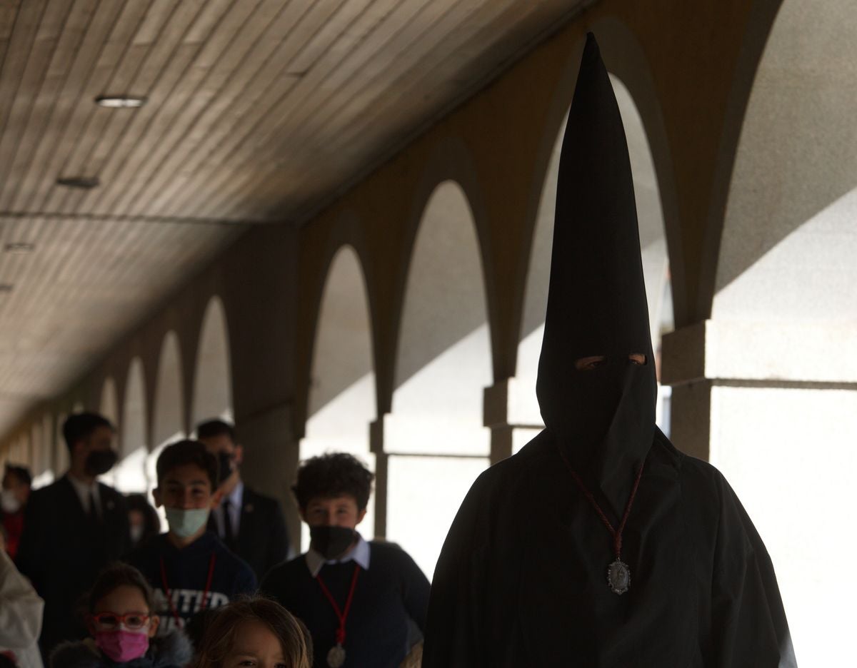 El nazareno Lambrión Chupacandiles anuncia con su campana la llegada de la Semana Santa a Ponferrada