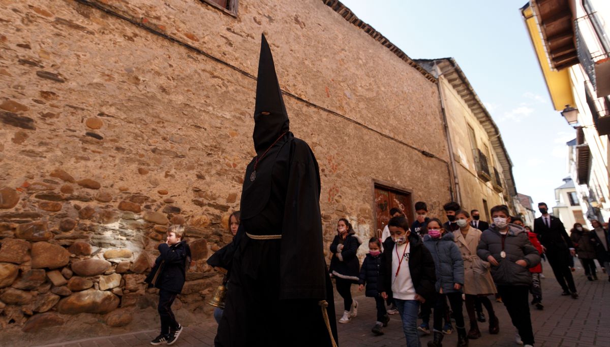 El nazareno Lambrión Chupacandiles anuncia con su campana la llegada de la Semana Santa a Ponferrada