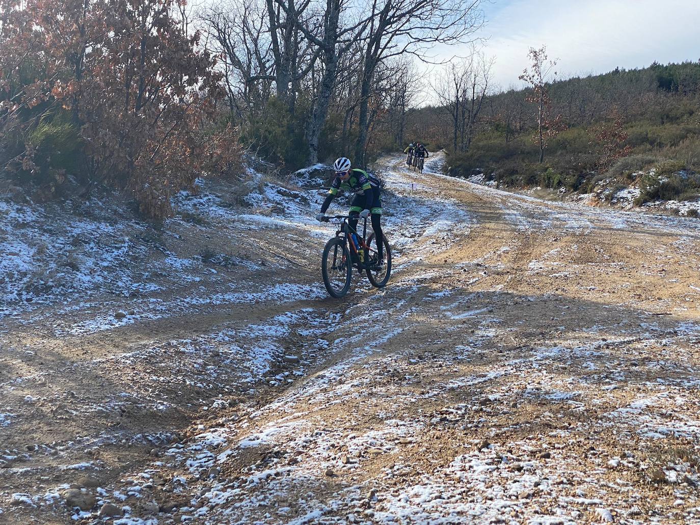 El frío y un recorrido de 2.700 metros de desnivel y 133 kilómetros ha sido el duro reto al que se han enfrentado los participantes de la Power Race León, con Francisco Herrero y Anna Ramírez como ganadores