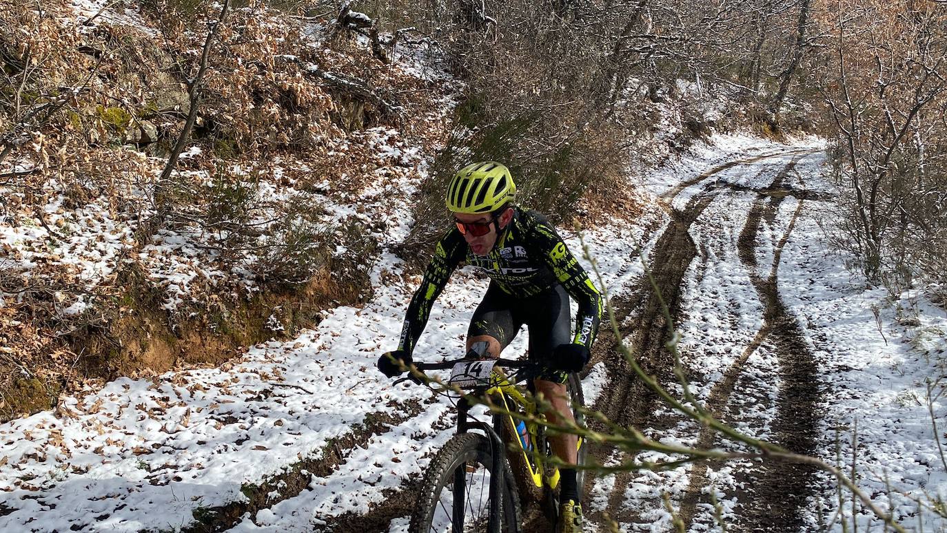 El frío y un recorrido de 2.700 metros de desnivel y 133 kilómetros ha sido el duro reto al que se han enfrentado los participantes de la Power Race León, con Francisco Herrero y Anna Ramírez como ganadores