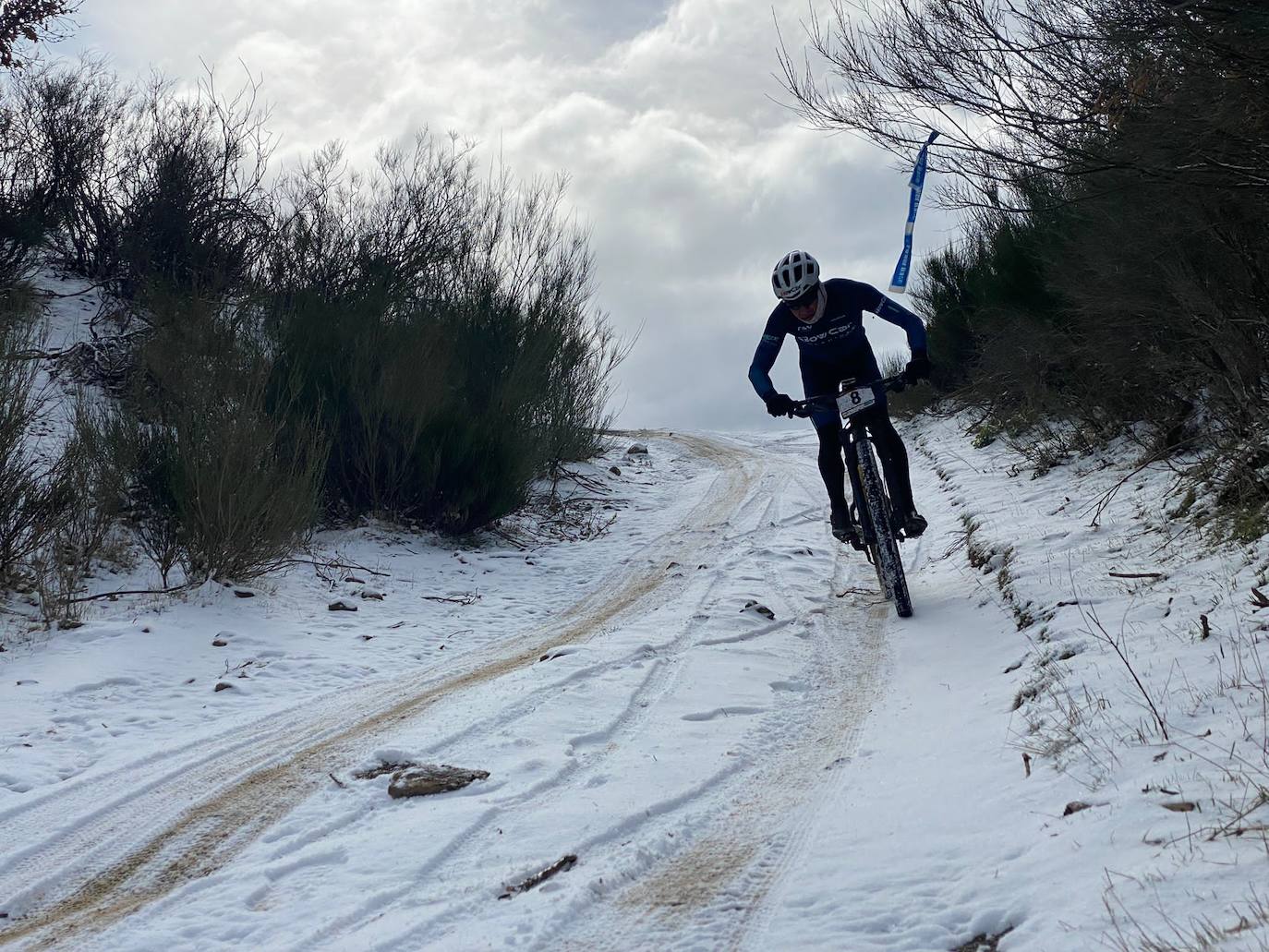 El frío y un recorrido de 2.700 metros de desnivel y 133 kilómetros ha sido el duro reto al que se han enfrentado los participantes de la Power Race León, con Francisco Herrero y Anna Ramírez como ganadores