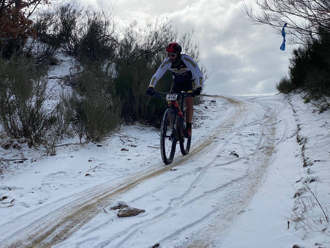 El frío y un recorrido de 2.700 metros de desnivel y 133 kilómetros ha sido el duro reto al que se han enfrentado los participantes de la Power Race León, con Francisco Herrero y Anna Ramírez como ganadores