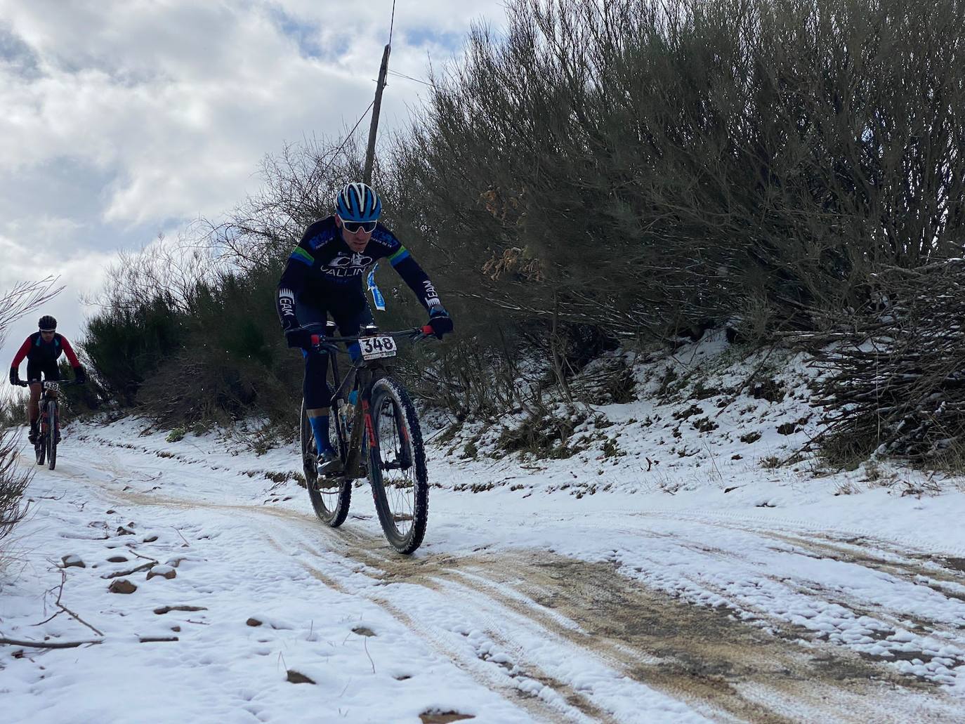 El frío y un recorrido de 2.700 metros de desnivel y 133 kilómetros ha sido el duro reto al que se han enfrentado los participantes de la Power Race León, con Francisco Herrero y Anna Ramírez como ganadores