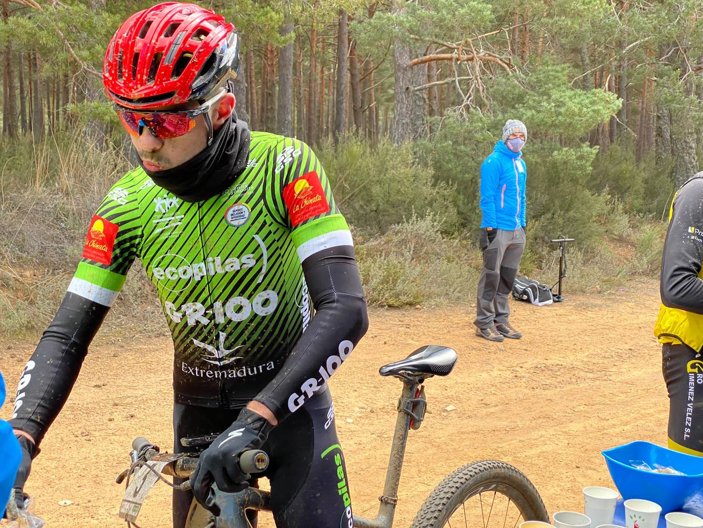 El frío y un recorrido de 2.700 metros de desnivel y 133 kilómetros ha sido el duro reto al que se han enfrentado los participantes de la Power Race León, con Francisco Herrero y Anna Ramírez como ganadores