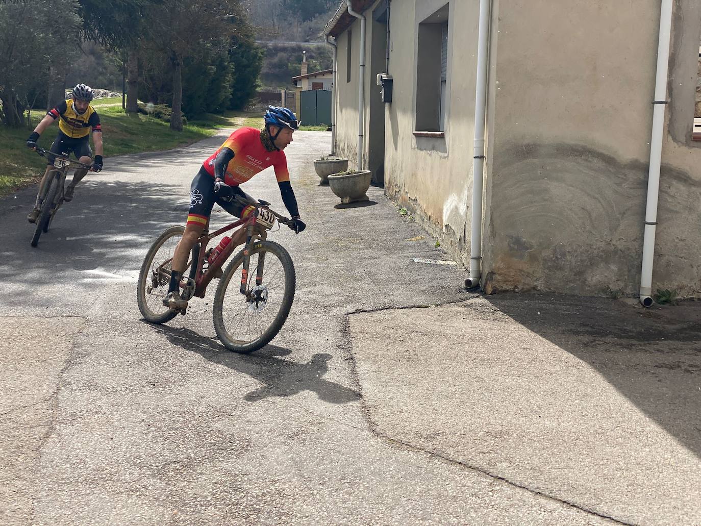 El frío y un recorrido de 2.700 metros de desnivel y 133 kilómetros ha sido el duro reto al que se han enfrentado los participantes de la Power Race León, con Francisco Herrero y Anna Ramírez como ganadores