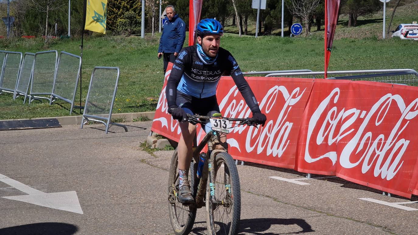 El frío y un recorrido de 2.700 metros de desnivel y 133 kilómetros ha sido el duro reto al que se han enfrentado los participantes de la Power Race León, con Francisco Herrero y Anna Ramírez como ganadores