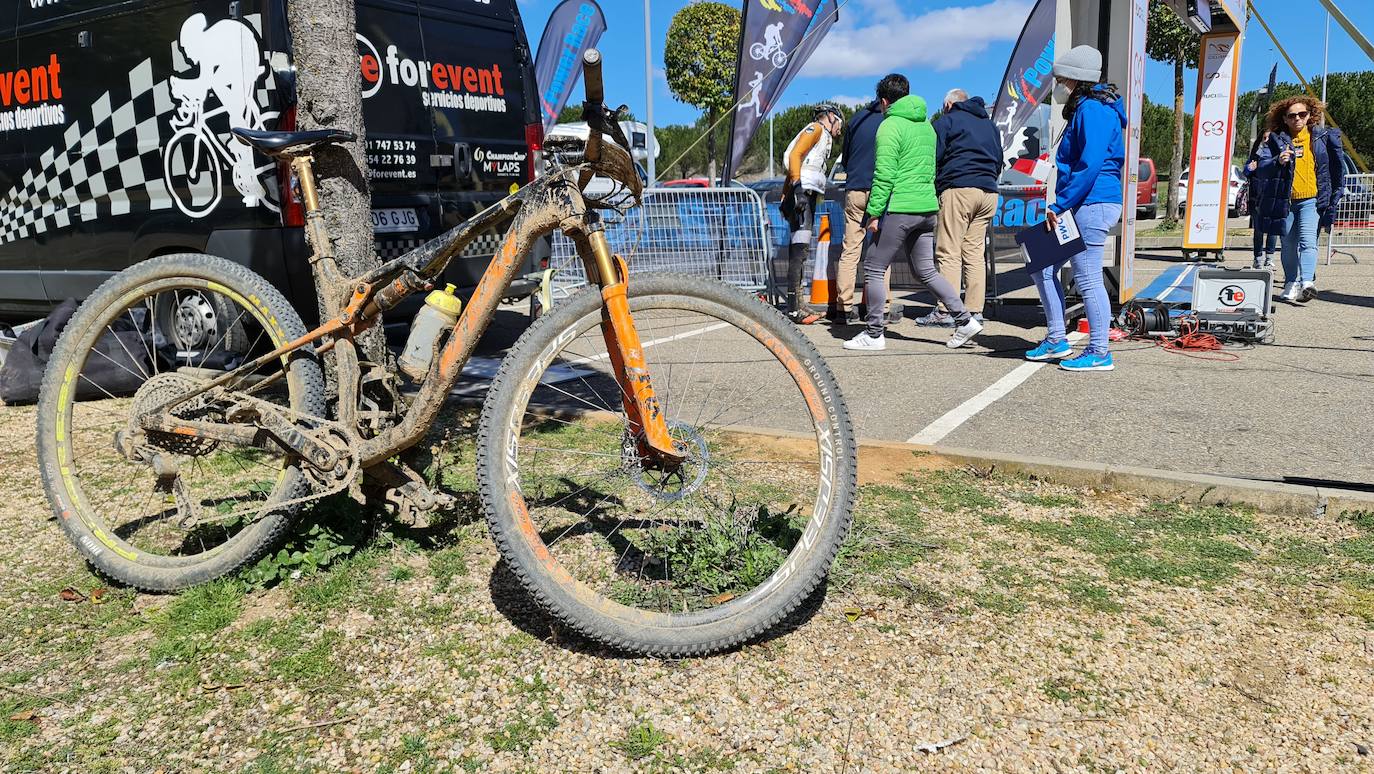 El frío y un recorrido de 2.700 metros de desnivel y 133 kilómetros ha sido el duro reto al que se han enfrentado los participantes de la Power Race León, con Francisco Herrero y Anna Ramírez como ganadores