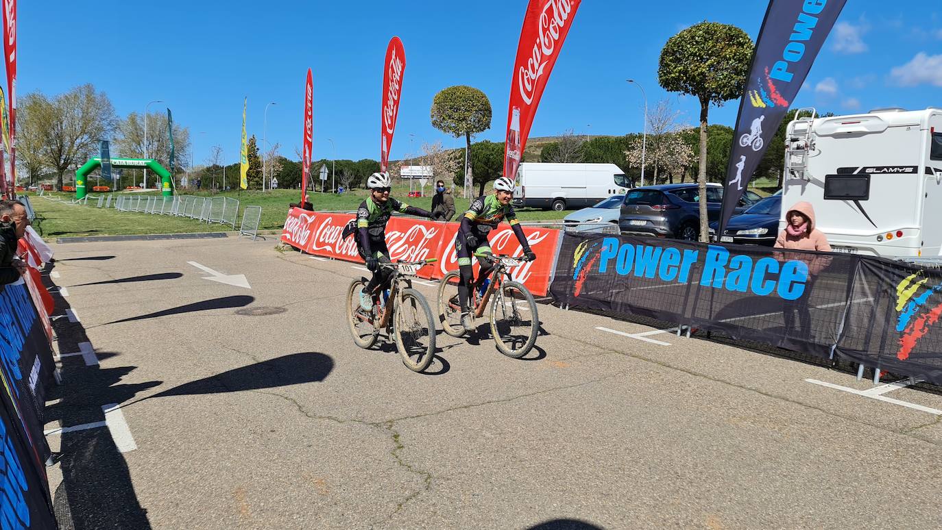 El frío y un recorrido de 2.700 metros de desnivel y 133 kilómetros ha sido el duro reto al que se han enfrentado los participantes de la Power Race León, con Francisco Herrero y Anna Ramírez como ganadores