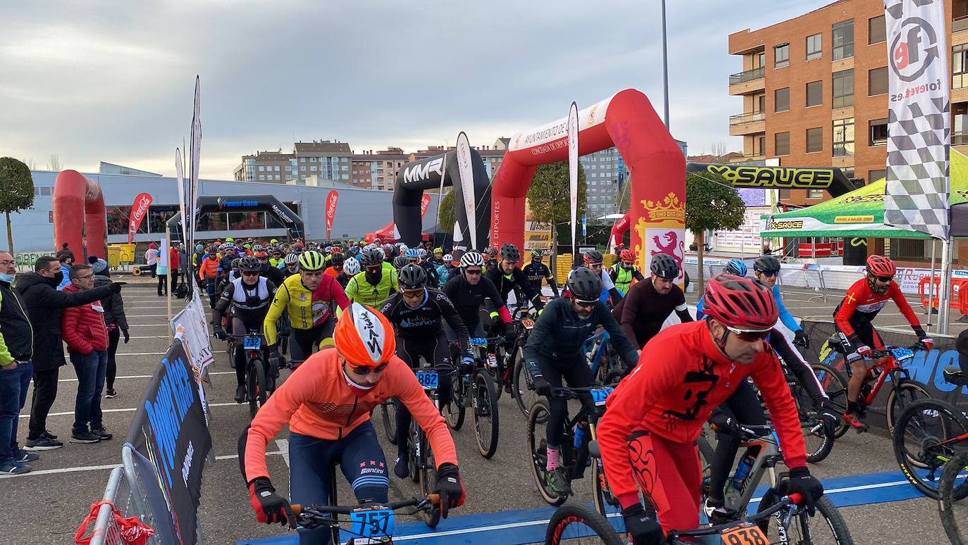 El frío y un recorrido de 2.700 metros de desnivel y 133 kilómetros ha sido el duro reto al que se han enfrentado los participantes de la Power Race León, con Francisco Herrero y Anna Ramírez como ganadores