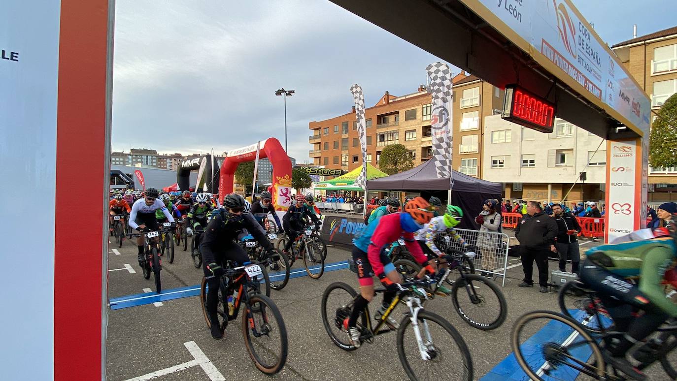 El frío y un recorrido de 2.700 metros de desnivel y 133 kilómetros ha sido el duro reto al que se han enfrentado los participantes de la Power Race León, con Francisco Herrero y Anna Ramírez como ganadores