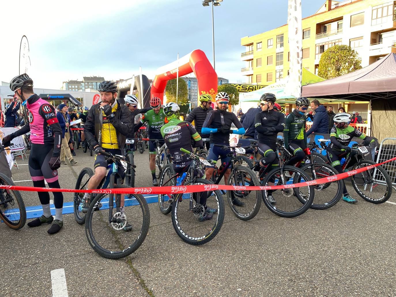 El frío y un recorrido de 2.700 metros de desnivel y 133 kilómetros ha sido el duro reto al que se han enfrentado los participantes de la Power Race León, con Francisco Herrero y Anna Ramírez como ganadores