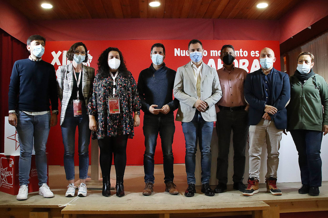 El secretario general del PSOE de Castilla y León, Luis Tudanca (C), con la secretaria de Igualdad, Andrea Fernández (2ª-I); el secretario general de León, Javier Cendón (CD); la recién elegida, Laura Busto (CI) y el alcalde de Boñar, Pepe Villa (2º-D).