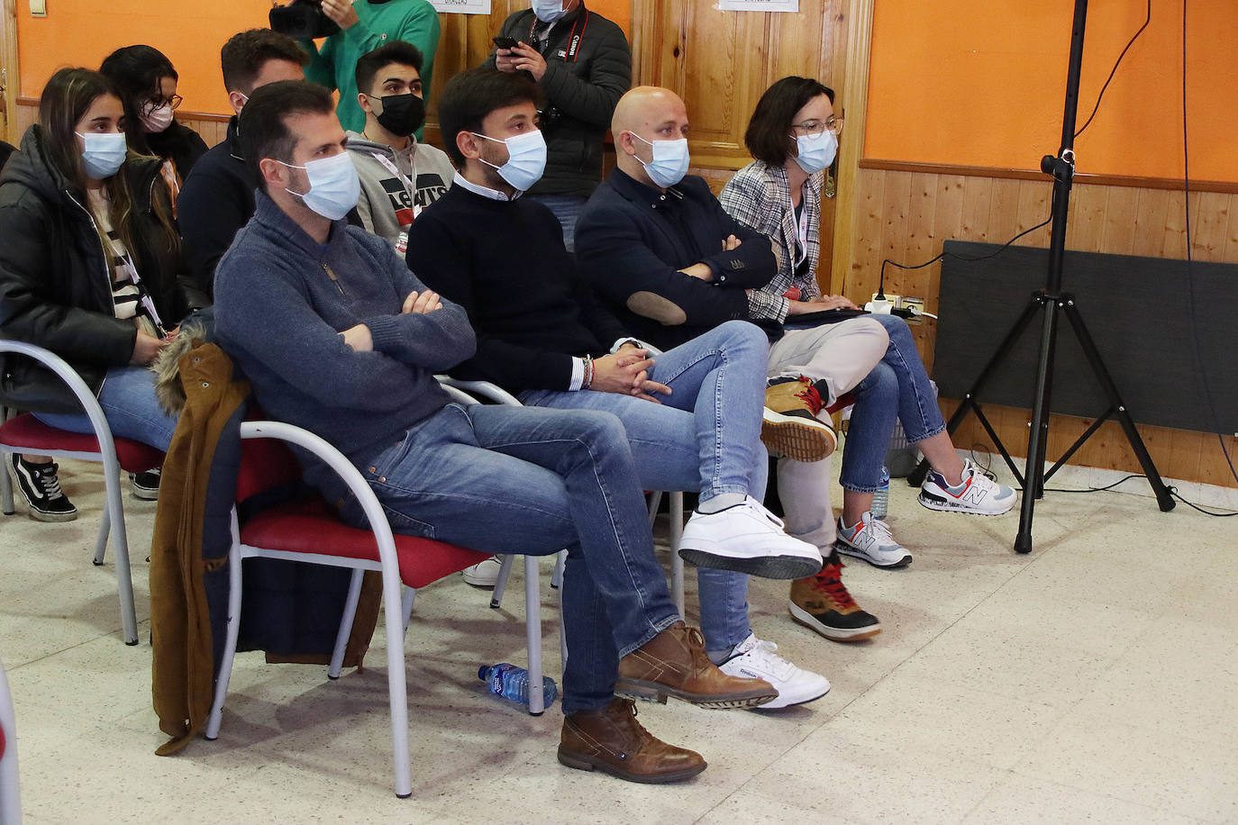 El secretario general del PSOE de Castilla y León, Luis Tudanca (C), con la secretaria de Igualdad, Andrea Fernández (2ª-I); el secretario general de León, Javier Cendón (CD); la recién elegida, Laura Busto (CI) y el alcalde de Boñar, Pepe Villa (2º-D).