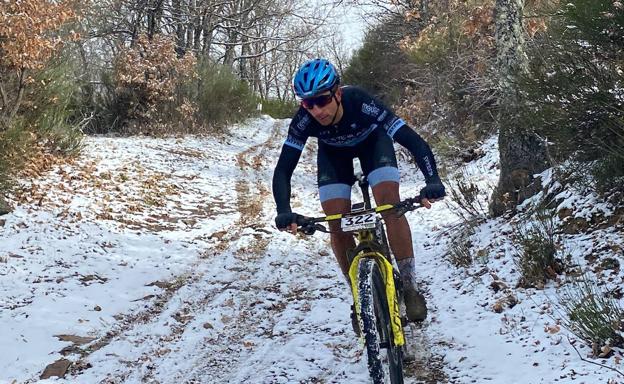 La nieve acompañó a los ciclistas en varios tramos de la prueba.