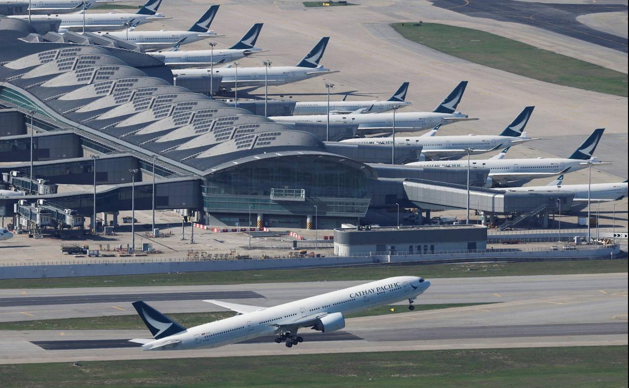 Un avión de la compañía Cathay Pacific despega del aeropuerto de Hong Kong. 