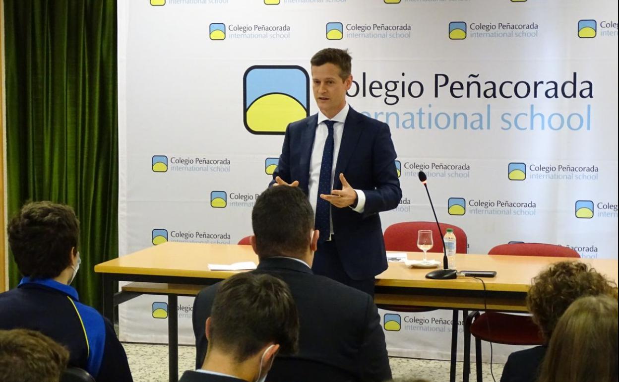 El doctor Narciso Carrero durante la jornada en el Colegio Peñacorada