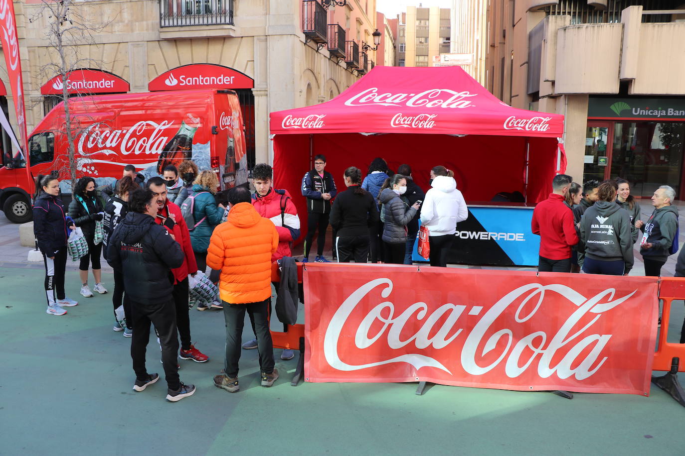 Decenas de leoneses participan en la prueba no competitiva de la III Carrera de las Empresas.