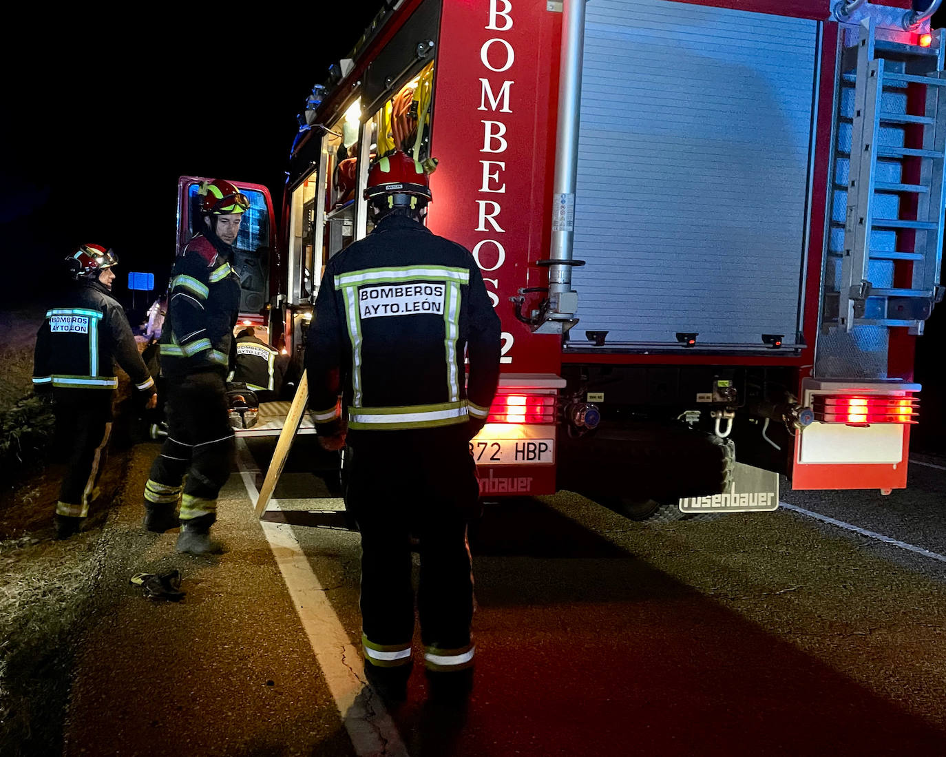 Los Bomberos de León rescataron a una mujer que sufrió un accidente de tráfico en el término municipal de Cuadros