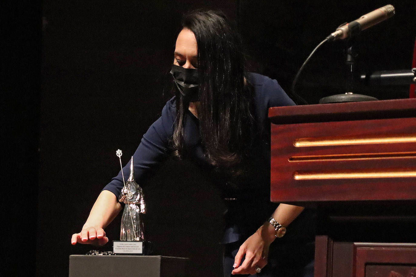 Laura Cordero Carro lee el pregón de la Semana Santa de León.