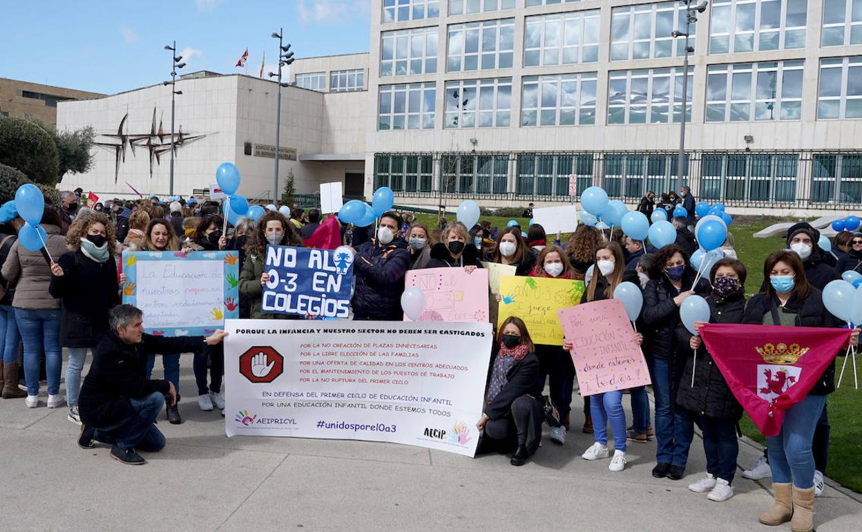 La Asociación de Escuelas Infantiles Privadas de Castilla y León (Epiprycy) se concentra para protestar por la creación de aulas gratuitas de dos años en los colegios. 