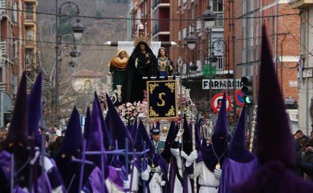 Primeros pasos de una procesión de la Hermandad de Jesús Divino Obrero por las calles del barrio del Ejido.