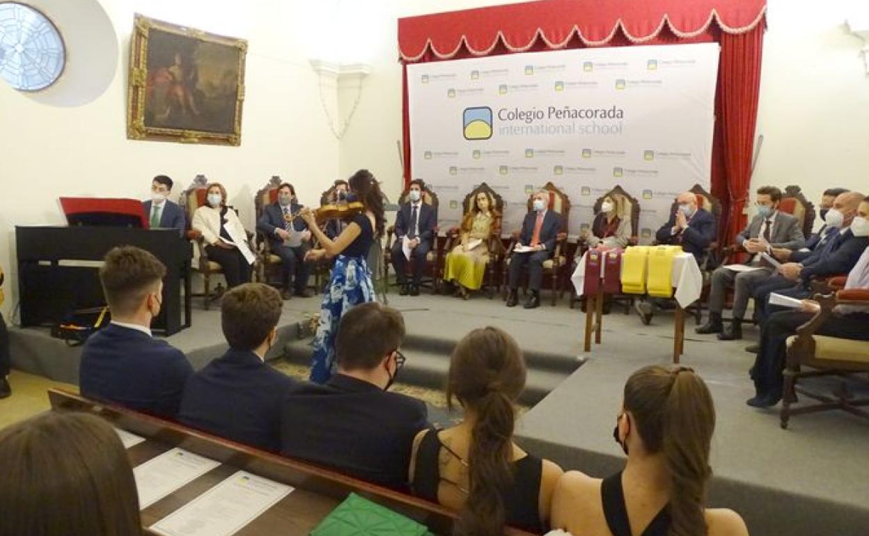 Un momento del acto de graduación de la 14ª promoción de bachilleres del colegio Peñacorada.