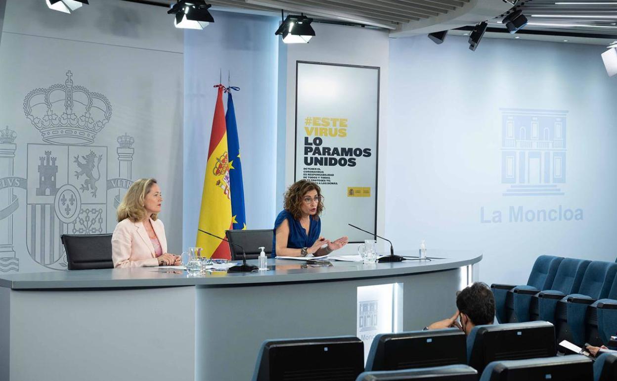 La ministra de Economía, Nadia Calviño, junto a la ministra de Haciaenda, María Jesús Montero. 