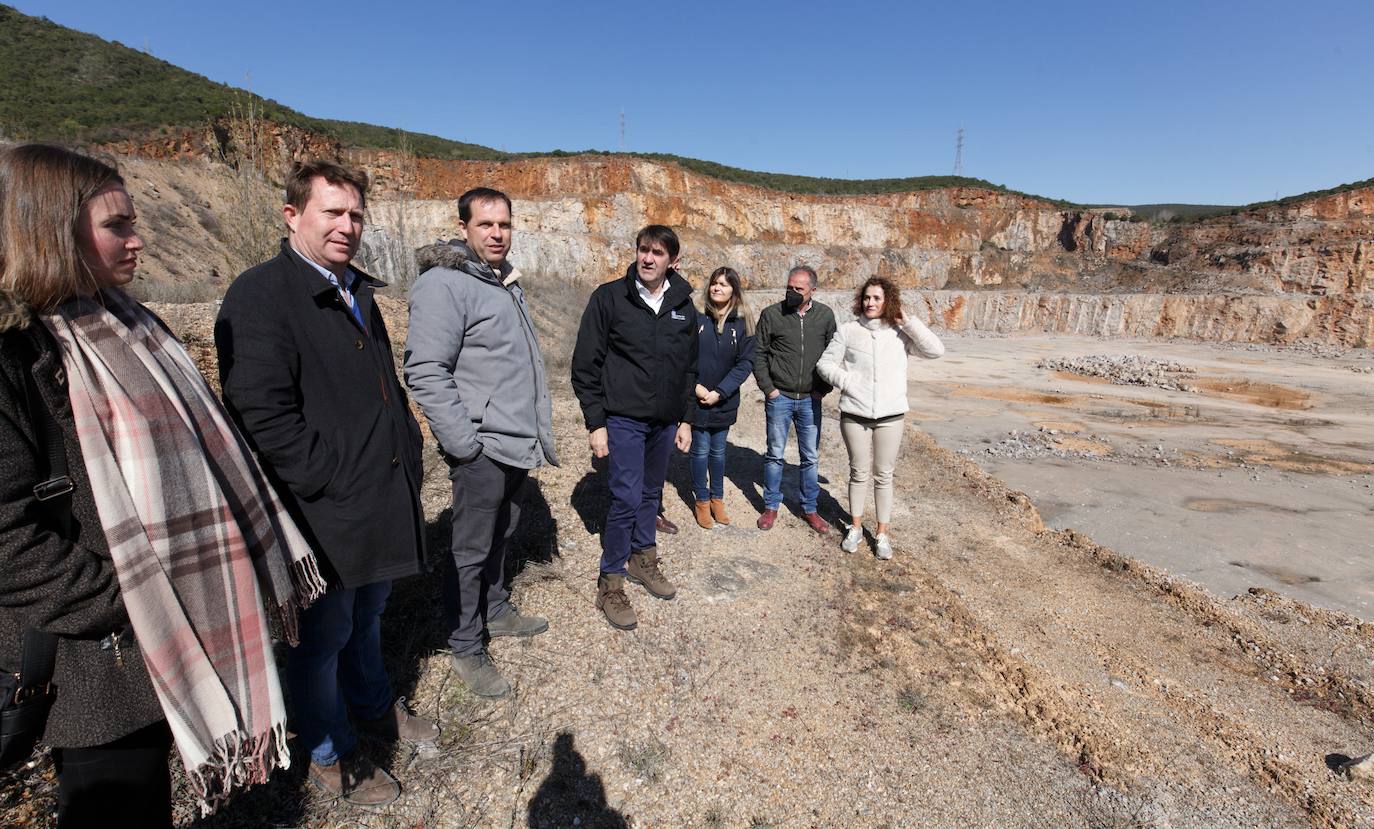 El consejero en funciones de Fomento y Medio Ambiente, Juan Carlos Suárez-Quiñones, visita el municipio de Carucedo para informar sobre el inicio de las obras de restauración de la explotación de calizas Peña El Rego. 