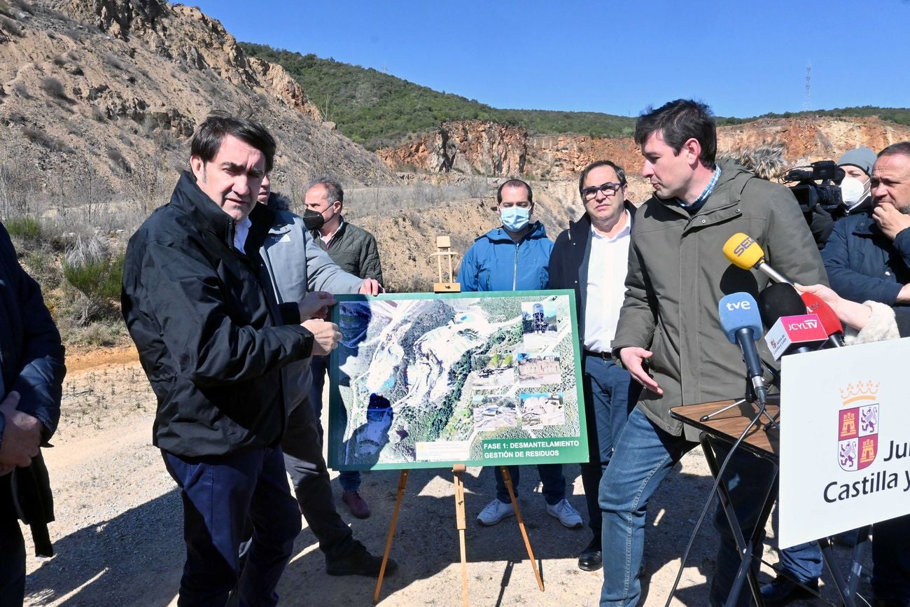 El consejero en funciones de Fomento y Medio Ambiente, Juan Carlos Suárez-Quiñones, visita el municipio de Carucedo para informar sobre el inicio de las obras de restauración de la explotación de calizas Peña El Rego. 