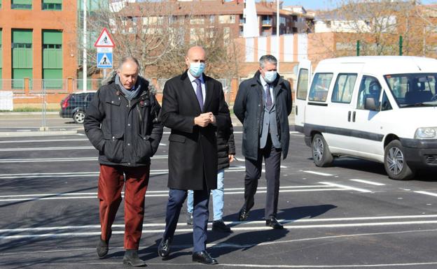 Imagen. Visita del PSOE y UPL a las obras del aparcamiento. 