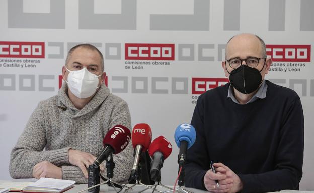 El secretario General del Sindicato de Enseñanza de CCOO de León, José Antonio Alegre (D), y el secretario de la Sección Sindical de Enseñanza Pública no universitaria, Aurelio Iglesias Villanueva (I) presentan el informe de CCOO sobre las condiciones laborales del profesorado de Castilla y León. 