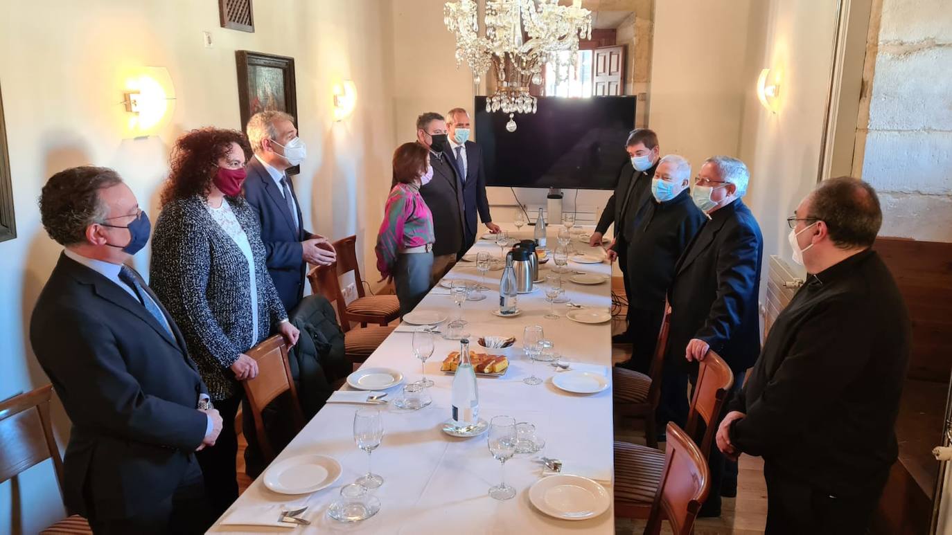 La corporación municipal acude al acto celebrado en la Colegiata para preparar las Cabezadas