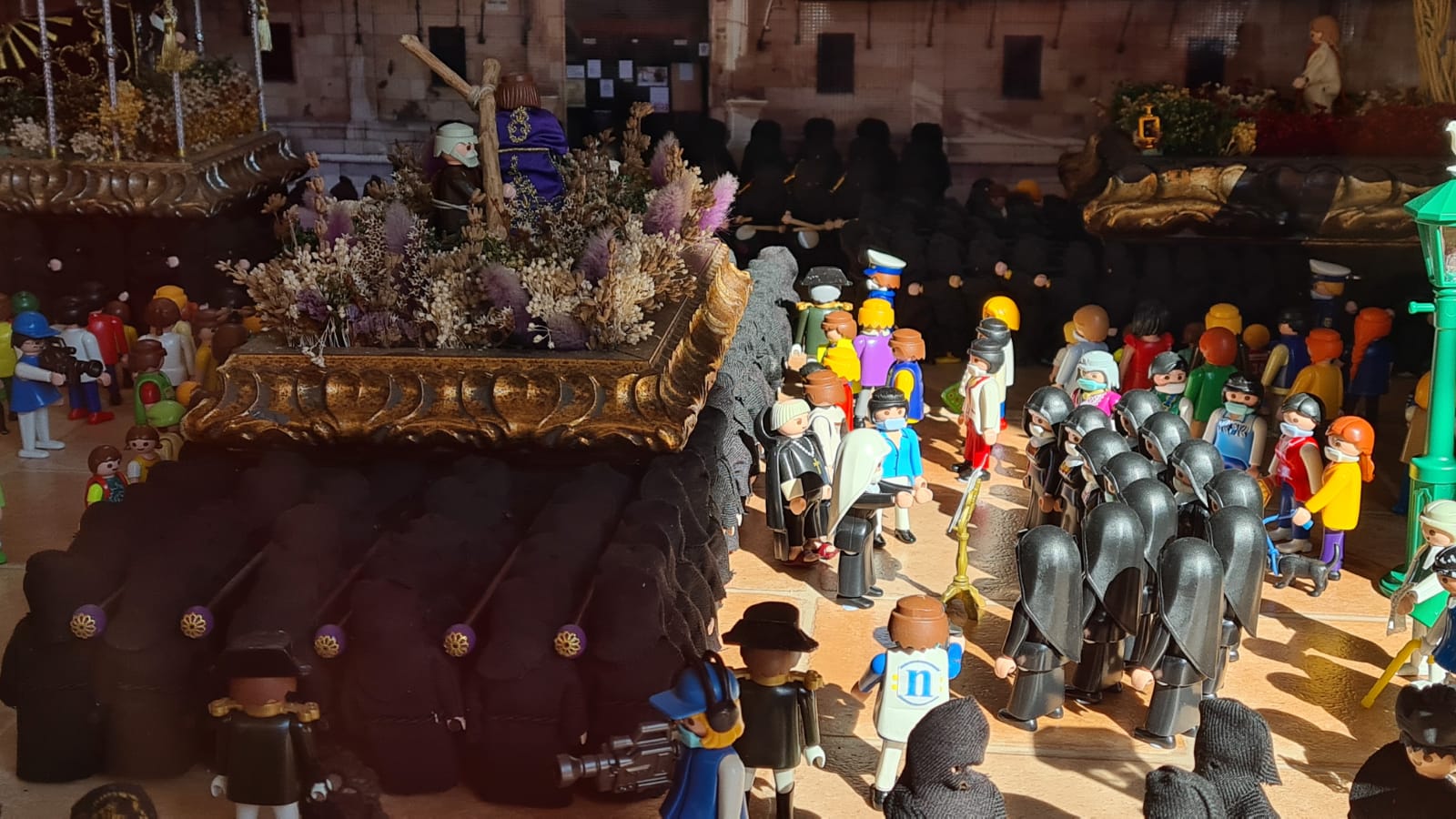 La tienda Festones recoge en su escaparate decenas de estas figuras en miniatura para decorar la pasión leonesa.