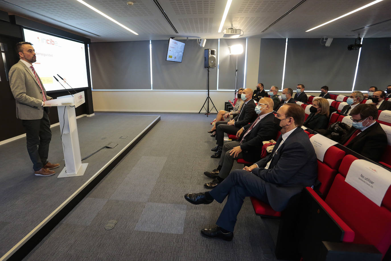 El secretario general para la Innovación y Calidad del Servicio Público de Justicia, Manuel Olmedo y el alcalde de León, entre otras autoridades, asisten a la inauguración de un encuentro del Grupo de Trabajo de Ciberseguridad en León organizado por la Dirección General de Transformación Digital de la Administración de Justicia, dependiente del Ministerio de Justicia. 