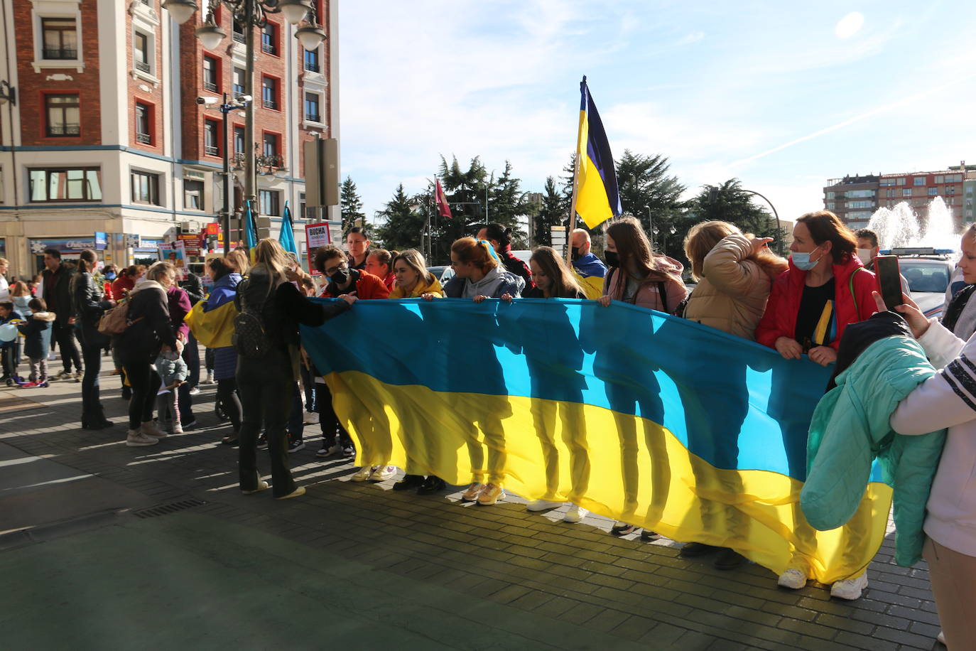 Centenares de personas se suman a esta marcha en la que se denuncia a situación que se vive en este país por culpa de Rusia.