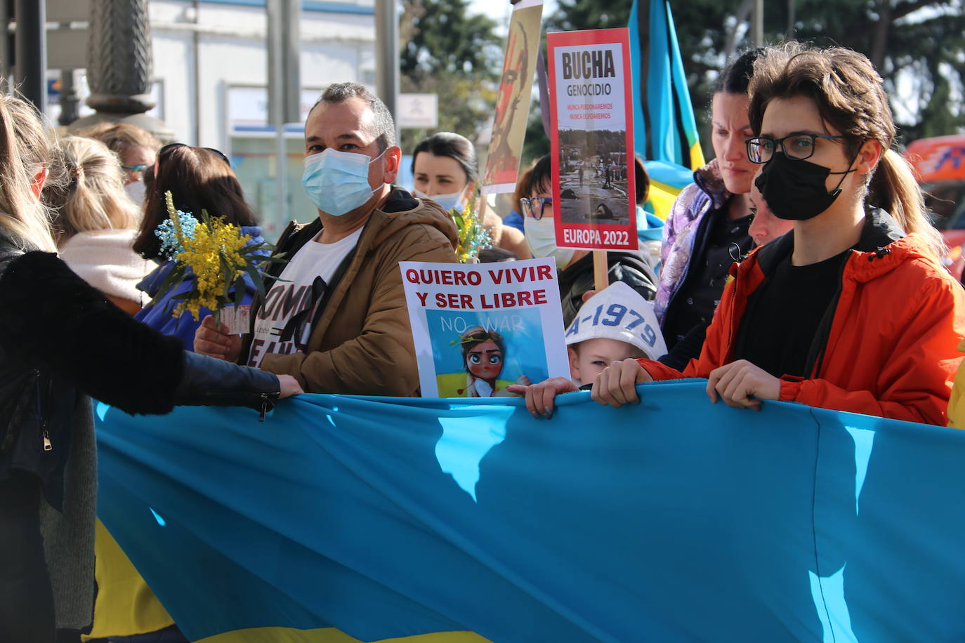 Centenares de personas se suman a esta marcha en la que se denuncia a situación que se vive en este país por culpa de Rusia.