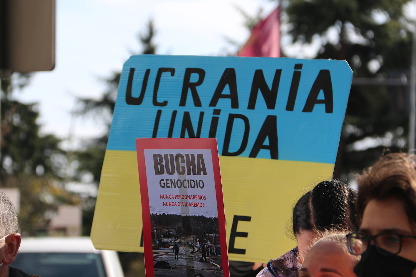 Centenares de personas se suman a esta marcha en la que se denuncia a situación que se vive en este país por culpa de Rusia.