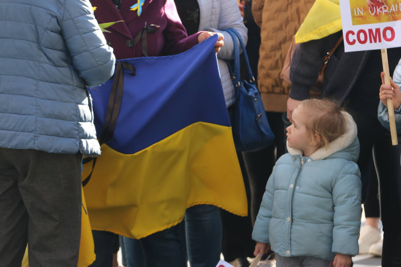 Centenares de personas se suman a esta marcha en la que se denuncia a situación que se vive en este país por culpa de Rusia.