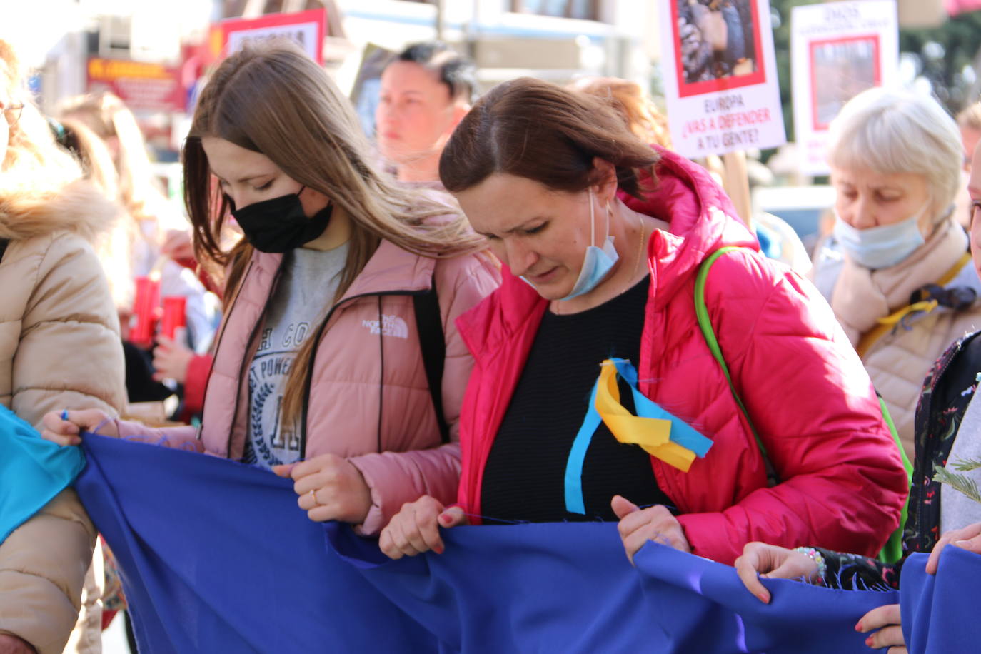 Centenares de personas se suman a esta marcha en la que se denuncia a situación que se vive en este país por culpa de Rusia.