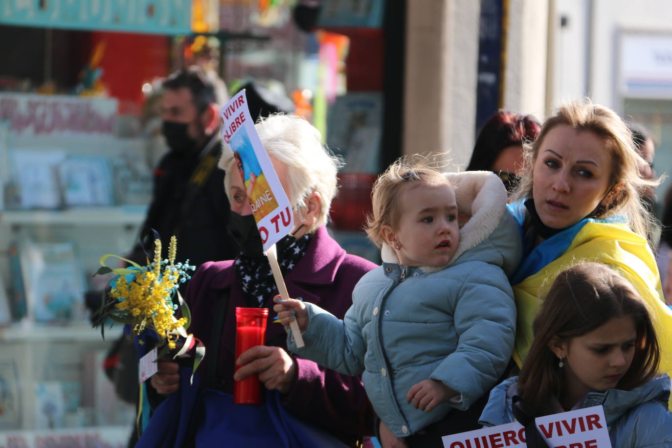 Centenares de personas se suman a esta marcha en la que se denuncia a situación que se vive en este país por culpa de Rusia.