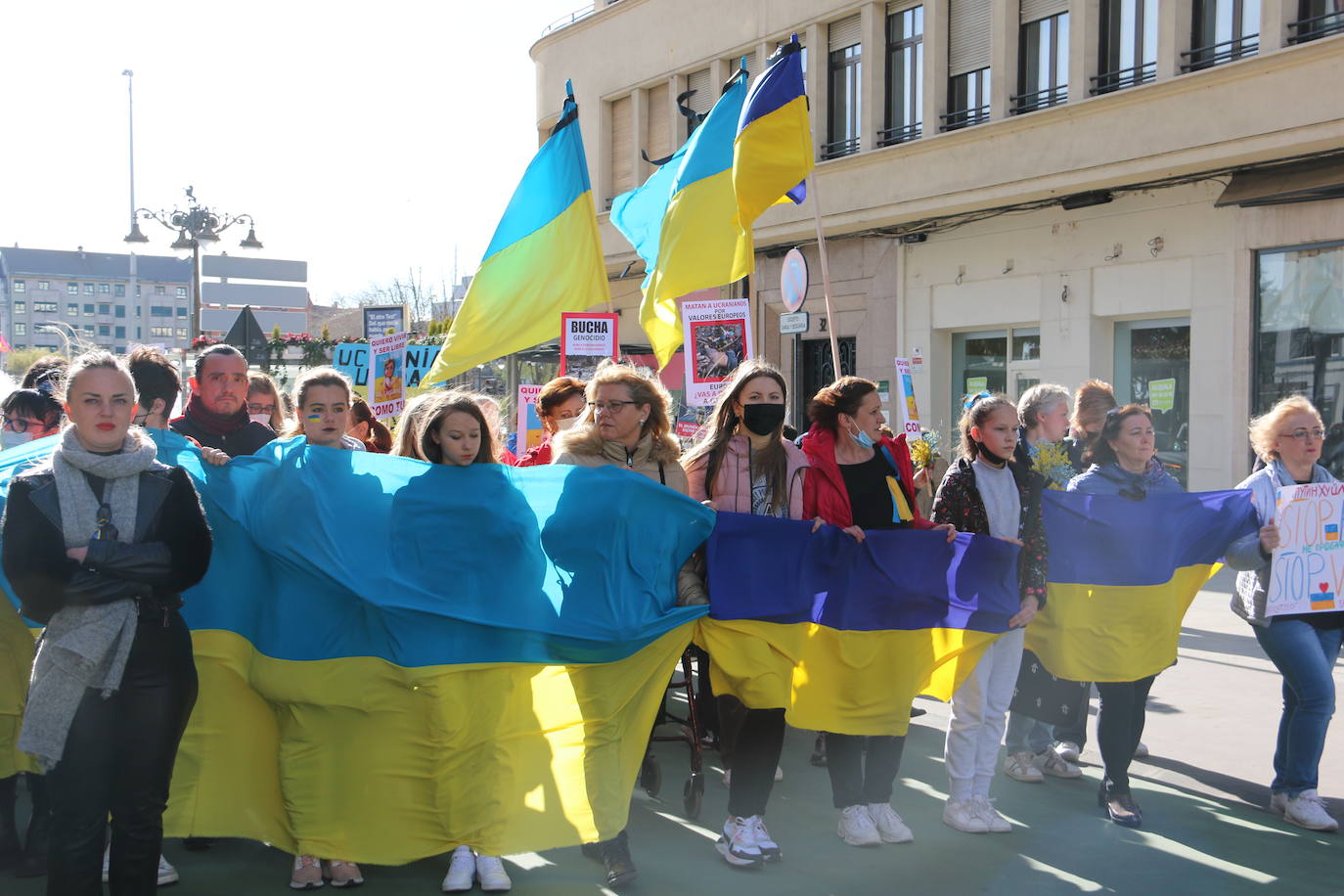 Centenares de personas se suman a esta marcha en la que se denuncia a situación que se vive en este país por culpa de Rusia.