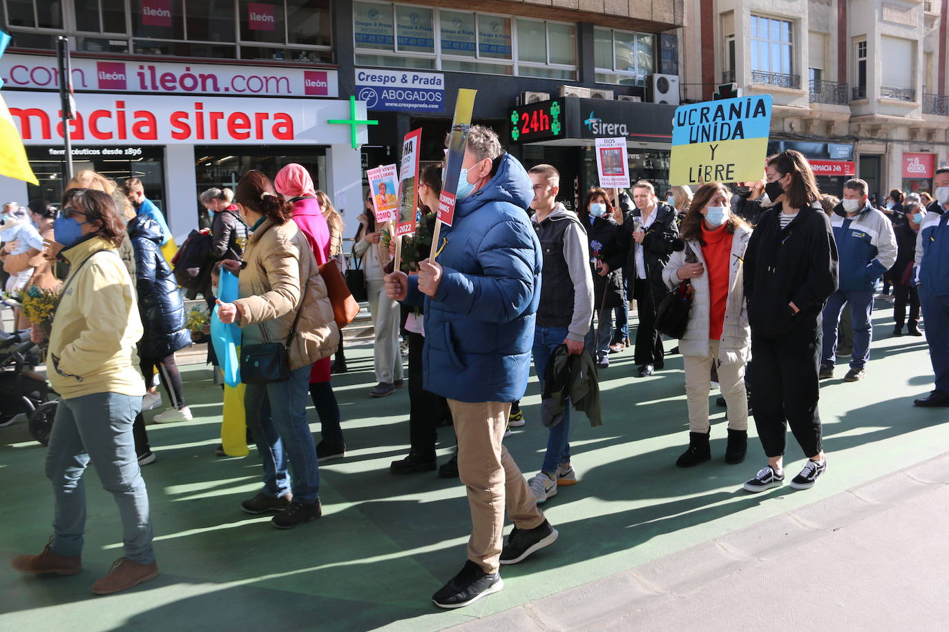 Centenares de personas se suman a esta marcha en la que se denuncia a situación que se vive en este país por culpa de Rusia.